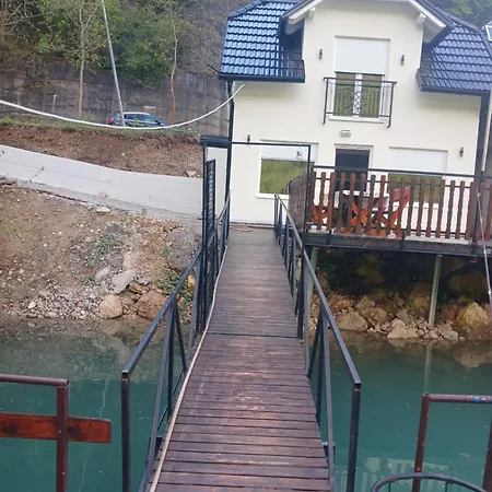 Casa de Férias Vikendica Na Drini Kod Medjedje