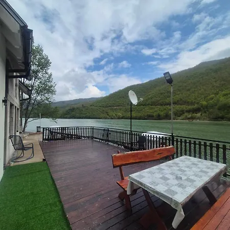 Casa de Férias Vikendica Na Drini Kod Medjedje