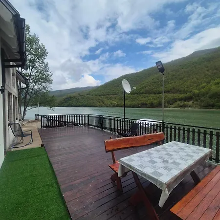 Casa de Férias Vikendica Na Drini Kod Medjedje Rogatica