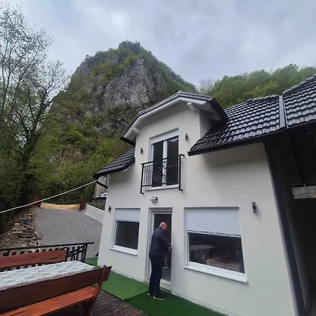 Vikendica Na Drini Kod Medjedje *