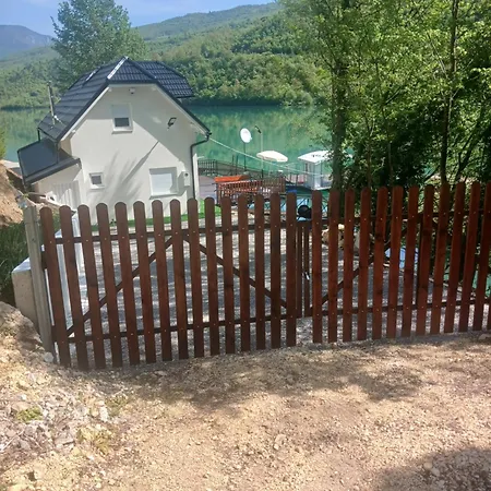 Vikendica Na Drini Kod Medjedje Сasa de vacaciones Rogatica